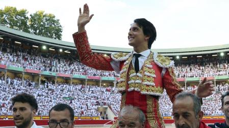 Roca Rey sale a hombros por la puerta grande de la Monumental