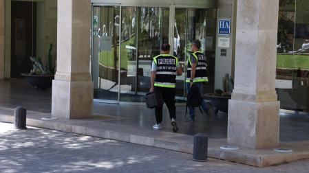 Agentes de Policía Científica, en las inmediaciones del lugar donde se han producido los hechos