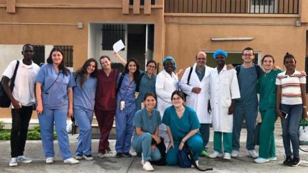 El equipo de la Universidad de Navarra con personal del Hospital de Monkole