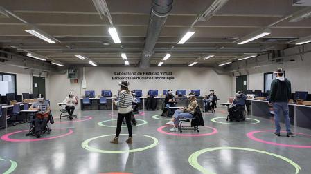 Clase en el Laboratorio de Realidad Virtual del campus de Arrosadia de la UPNA