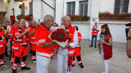 Kiko Betelu, recibió del director de Salud, Carlos Artundo, un ramo de flores