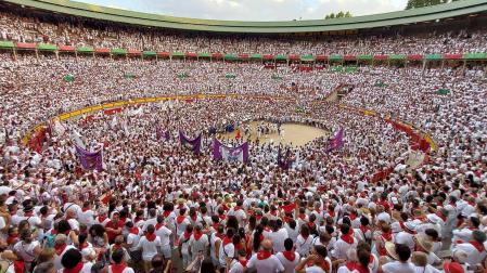 La Monumental de Pamplona, invadida por los mozos tras la última corrida de la Feria del Toro 2023