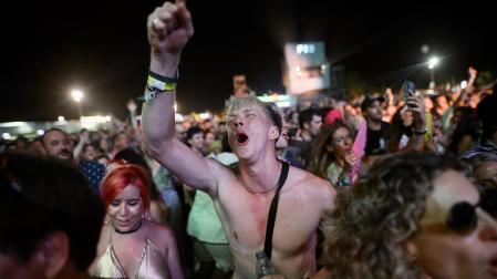 Miles de personas han abarrotado un recinto hasta la bandera