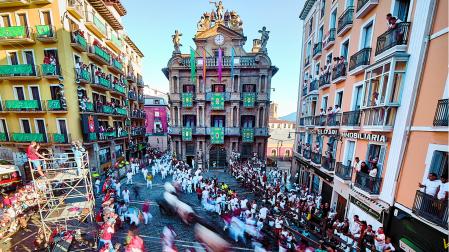 La instantánea de la Plaza Consistorial registra la imagen distorsionada de la manada por efecto óptico de la velocidad