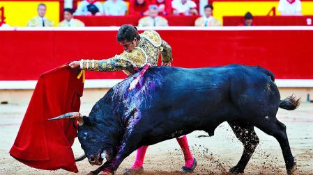 Profundo pase de pecho de Julián López ‘El Juli’ a uno de los astados de Jandilla en la tarde del 12 de julio, donde cortó tres orejas y abrió la puerta grande