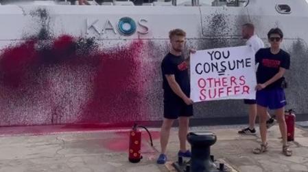 Activistas de Futuro Vegetal rocían de pintura un megayate en Ibiza para protestar por la crisis climática