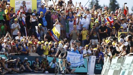 El neerlandés Wout Poels encara los últimos metros ante el numeroso público que esperaba en la meta del Mont Blanc