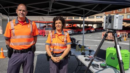 Pablo Esquisabel Otamendi y Merche Aldave Larequi, de la unidad de Atestados de la Policía Foral, junto al escáner Leica de reconstrucción de escenarios en la comisaría de Beloso
