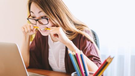Una joven con gafas frente a la pantalla del ordenador