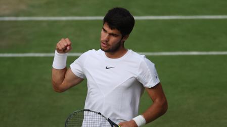 Alcaraz celebra un tanto ante Djokovic en la final de Wimbledon