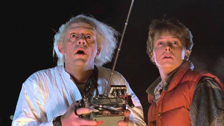 Los actores Christopher Lloyd, como el científico Doc, y Michael J. Fox, como el joven Marty McFly, en la película Regreso al futuro