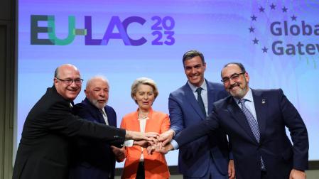 Ilan Goldfajn, presidente del Banco Interamericano de Desarrollo; Lula da Silva, presidente de Brasil; Ursula von der Leyen, presidenta de la Comisión Europea; Pedro Sánchez, presidente del Gobierno de España; y Sergio Díaz-Granados, presidente ejecutivo del Banco de Desarrollo de América Latina y del Caribe