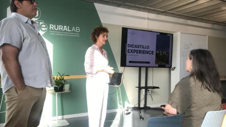 Blanca Sasti se dirige al público durante la explicación del proyecto Dicastillo Experience.