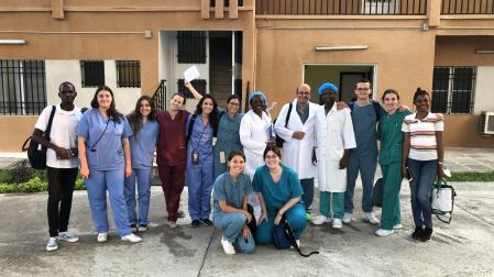 Sanitarios españoles y congoleños en el Hospital Monkole de Kinshasa, la capital de la República Democrática del Congo.