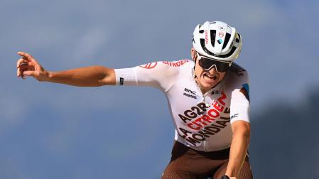Felix Gall celebra su triunfo en la meta de Courchevel