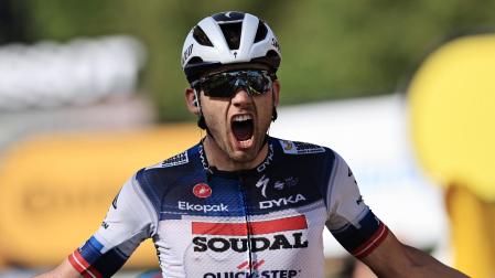 Kasper Asgreen celebra la victoria en la meta de Bourg-En-Bresse