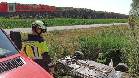 El vehículo ha sufrido un espectacular vuelco tras salirse de la vía