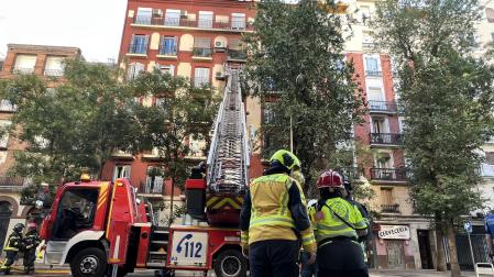Efectivos de bomberos en el incendio de un vivienda de Chamberí