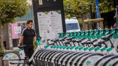 Una de las estaciones de bicis eléctricas de uso público en Pamplona, este viernes 21 de julio.