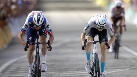 Mohoric (derecha) se impone a Asgreen en la meta de Poligny