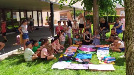 Jóvenes y mayores disfrutan del taller en el parque situado junto a la biblioteca de Milagro.