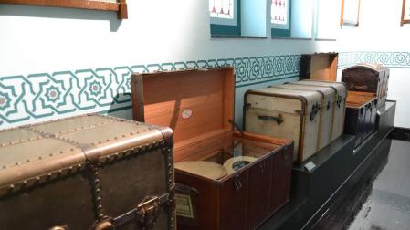 EL SUEÑO DEL EMIGRANTE  Me encantó visitar el Museo de la emigración en Colombres, municipio de Ribadedeva, al este de Asturias. Impresiona adentrarse en esa casa indiana, imponente, pintada de azul, de cuatro plantas y coronada con un torreón. Esa casona que el asturiano Íñigo Noriega Lasso ordenó construir al regresar a su tierra en 1906 y a la que denominó ‘La Quinta Guadalupe’ en honor a su mujer. Pasear por sus corredores y asomarse a las balconadas de ese patio interior te trasladan a principio del siglo XX cuando los indianos ricos organizaban fiestas de postín, acumulaban criados y niñeras y lideraban las empresas de la comarca. Hoy, ‘La Quinta de Guadalupe’ es un museo que alberga recuerdos de los emigrantes. Que exhibe maletas, baúles, pasajes de barco, cochecitos de niño, ropas y fotografías de aquellos asturianos que, como otros españoles (gallegos, vascos, navarros...) y europeos (italianos, irlandeses...), decidieron, con dolor, abandonar su tierra en busca de un futuro mujer. Al observar esos baúles pienso en que allí empaquetaban toda su vida, la que tenían hasta entonces. Y cómo, con sus pertenencias en mano, se despedían de sus padres y hermanos, a los que, quizá, nunca volverían a ver