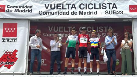 El consejero de Cultura, Turismo y Deporte de la Comunidad de Madrid, Mariano de Paco Serrano, ha entregado a Diego Uriarte el trofeo como ganador de la XXXV Vuelta Ciclista a Madrid Sub-23