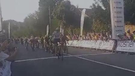 Llegada a la meta de los ciclistas encabezados por el corredor vasco Gari Ugarte (Bellota)