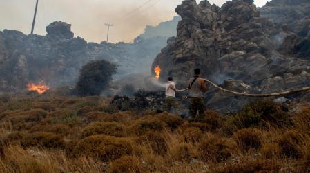Los incendios forestales que asolan la isla de Rodas obligan a realizar evacuaciones