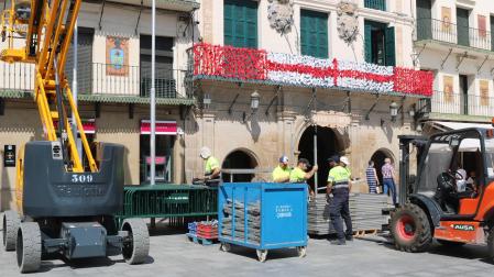 A: MARIBEL TIERNO
F: 22/07/2023
P: LA BRIGADA TRABAJA EN LA PLAZA DEL LOS FUEROS EN LOS PREPARATIVOS DE FIESTAS
L: TUDELA
T: FIESTAS