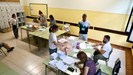 Apertura de urnas y recuento de papeletas en una mesa electoral del Instituto Plaza de la Cruz de Pamplona. /
