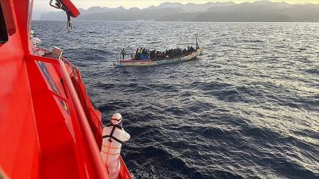 La operación de rescate del cayuco se inició sobre las 07.30 horas