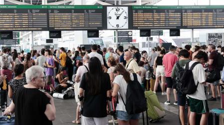 Un gran número de personas aguarda al restablecimiento del tráfico ferroviario en la estación Joaquín Sorolla de Valencia