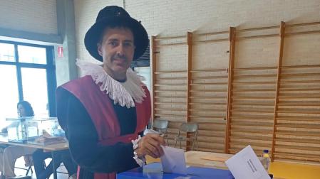 El alcalde de Tortosa (Tarragona) vota vestido de época y pide "no retroceder en el tiempo
@JORDIJORDANEBRE

23/07/2023