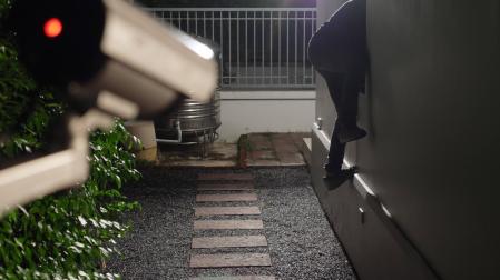 Un ladrón trata de entrar a un domicilio por una de las ventanas laterales. En 2023, el modus operandi más empleado ha sido el forzamiento o fractura de puertas o ventanas