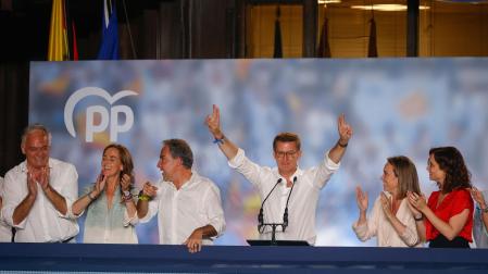 El candidato del Partido Popular, Alberto Núñez Feijoo (3-d), saluda a los simpatizantes en la sede de los populares en Madrid