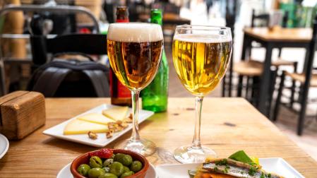 Los aperitivos y las bebidas alcohólicas no son meros espectadores en nuestra mesa, sino que aportan kilocalorías
