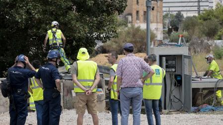 Personal de ADIF, operarios y agentes de la Policía Nacional trabajando para solucionar los incidentes provocados por un incendio en el pozo de bombas de agua del túnel de San Isidro, en la LAV Madrid-Valencia