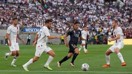 Ibrahim Abdelkader, entre los jugadores del Milan