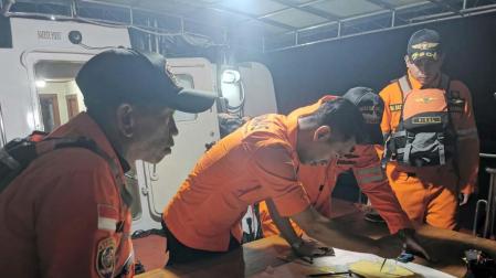 Integrantes del equipo de rescate del navío