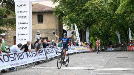 Bernardo Cambareri celebra la victoria en la última etapa de la XXXVII Vuelta a Pamplona