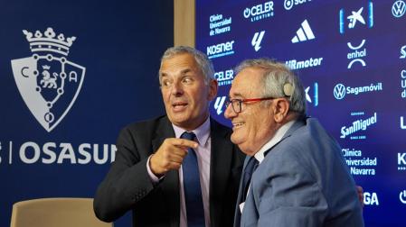 El director general de Osasuna, Fran Canal, abraza al presidente Luis Sabalza y lo señala como la persona que ha desequilibrado la balanza para conseguir que se quede en el club