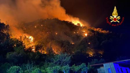 La isla de Sicilia, en el sur de Italia, fue arrasada por los incendios el martes