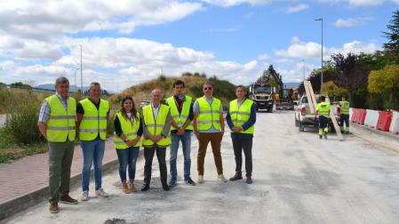 En la imagen, Javier Mariezcurrena, gerente de Construcciones Mariezcurrena; Luis Miguel Martín, jefe de Negociado de Conservación y Vialidad de la demarcación Centro-Norte; Xuriñe Peñas, alcaldesa del Valle de Egües; Bernardo Ciriza, consejero de Cohesión Territorial; Javier Villanueva, teniente de Alcalde del Valle de Egües; Pablo González, director del Servicio de Conservación; y Pedro López Vera, director general de Obras Públicas e Infraestructuras, en su visita a los trabajos que se están realizando en la travesía de Olaz