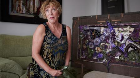 Susana Zabala junto al último cuadro que ha terminado en Ansoáin