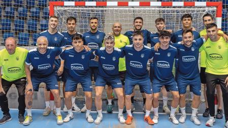 Arriba (de izda a dcha): Andrés Geraghty, Tony Escribano, Asier Llamas, Miguel Hernández (entrenador), Roberto Martil (jugador y segundo entrenador), Leo Café (Umuarama), Alejandro Palazón (Inter Movistar), Iñigo Amézqueta (fisioterapeuta). Abajo: Antonio Vilches ‘Kubala’ (utillero), Juninho, Pablo García ‘Pachu’ (Levante), Ion Cerviño, Eloy de Pablos (Inter Movistar), Luis Evangelio (Inter Movistar), Dani Saldise (Palma Futsal) y Adonai Pérez (fisioterapeuta)