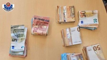 El dinero incautado a los dos jóvenes por la Ertzaintza