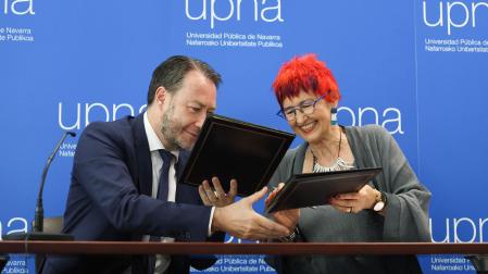 Ramón Gonzalo, rector de la UPNA, y Santos Induráin, consejera de Salud, firman el convenio