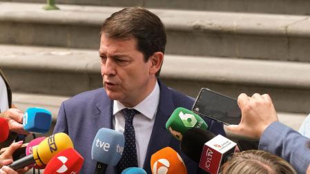 El presidente de Castilla La Mancha, Emiliano García-Page, hace declaraciones a los medios tras asistir a la toma de posesión del reelegido presidente del Principado de Asturias, Adrián Barbón