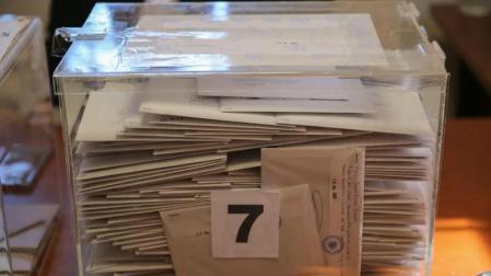 Sobres en la urna de votación para las Elecciones Generales del 23-J, en Montevideo (Uruguay)